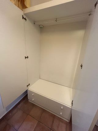 Armario blanco de madera