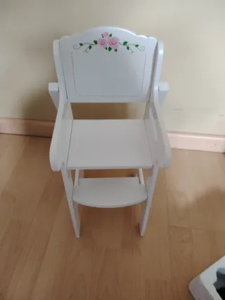 Trona de juguete blanca con flores