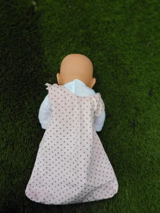 Muñeca bebé con vestido de estrellas