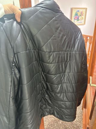 Chaqueta Guess Negra y Verde Militar