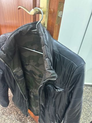 Chaqueta Guess Negra y Verde Militar