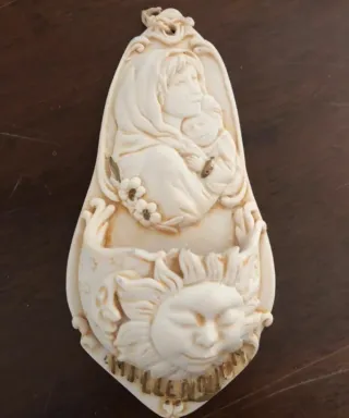 Acquasantiera in ceramica con Madonna e Sole