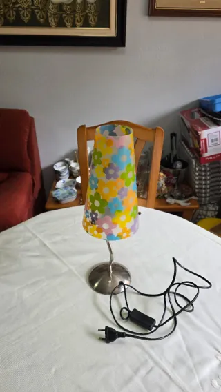 Lámpara de mesa infantil con flores