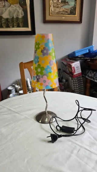 Lámpara de mesa infantil con flores