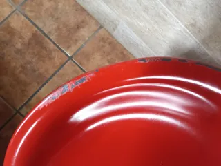 Taburetes rojos y plateados