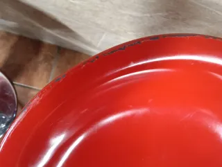 Taburetes rojos y plateados