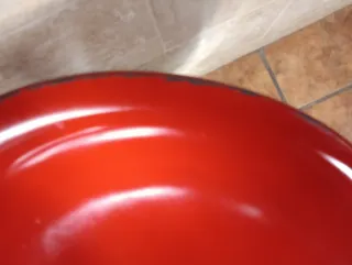 Taburetes rojos y plateados