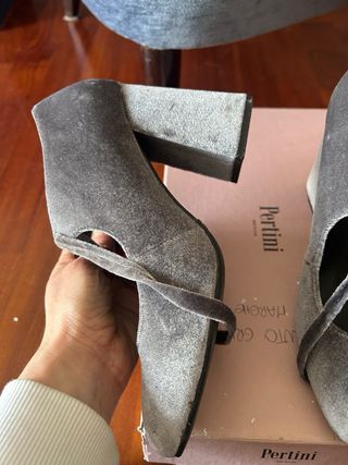 Scarpe grigie in velluto con tacco