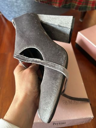 Scarpe grigie in velluto con tacco