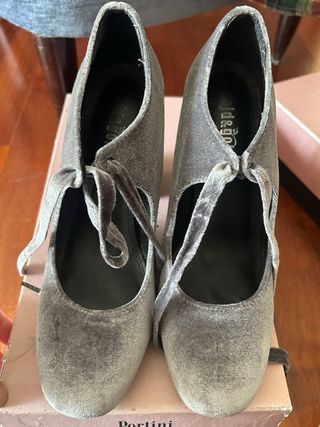 Scarpe grigie in velluto con tacco