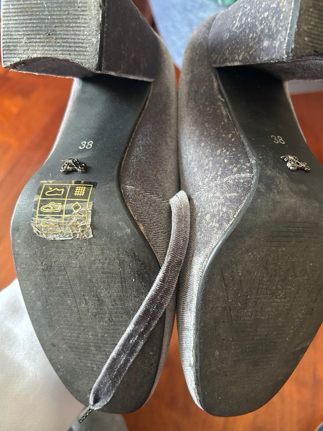 Scarpe grigie in velluto con tacco