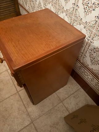 Mesita de noche de madera