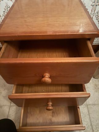 Mesita de noche de madera