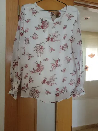 Camisola floral blanca y rosa