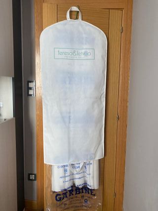 Traje de Novia Blanco con Cinturón Turquesa