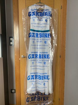 Traje de Novia Blanco con Cinturón Turquesa