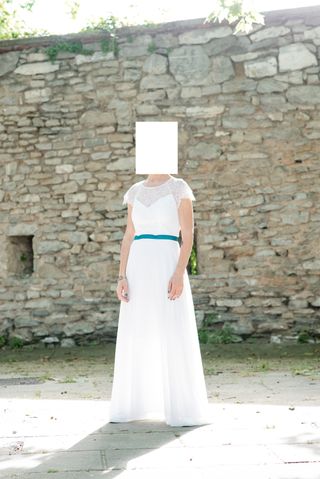 Traje de Novia Blanco con Cinturón Turquesa