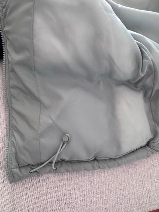 Chaqueta acolchada tricolor con capucha