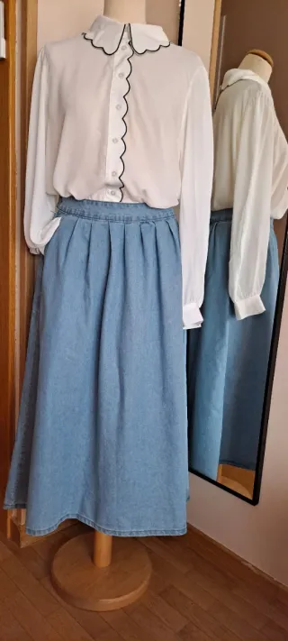 Falda midi vaquera con bolsillos