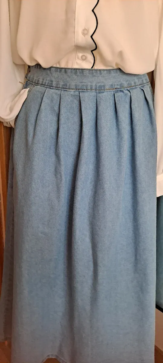 Falda midi vaquera con bolsillos