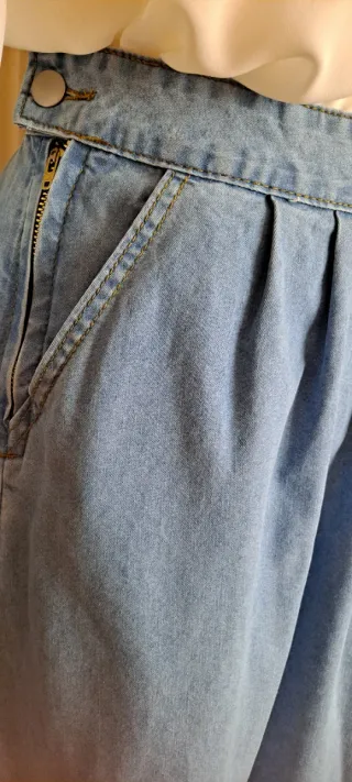 Falda midi vaquera con bolsillos