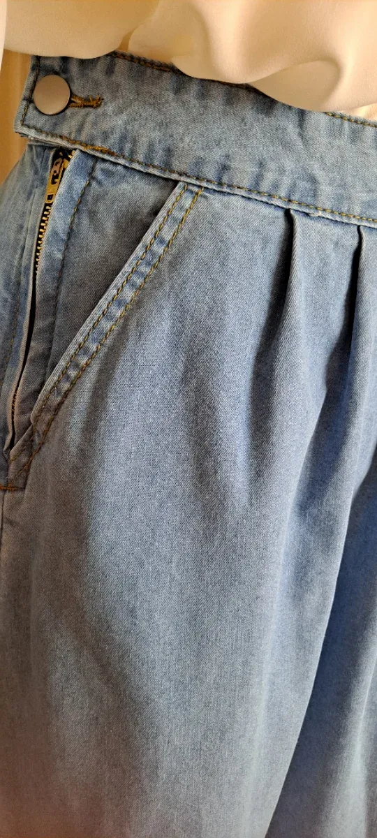 Falda midi vaquera con bolsillos