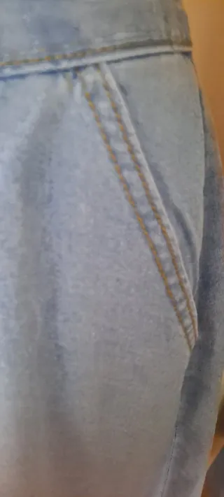 Falda midi vaquera con bolsillos