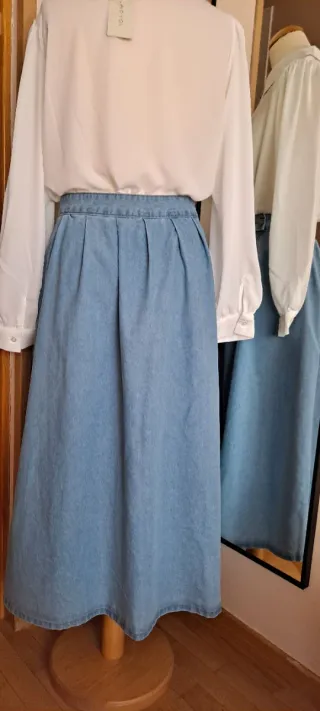 Falda midi vaquera con bolsillos