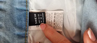 Falda midi vaquera con bolsillos