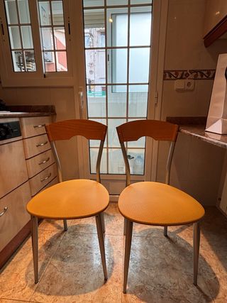 Juego de 2 sillas de cocina.