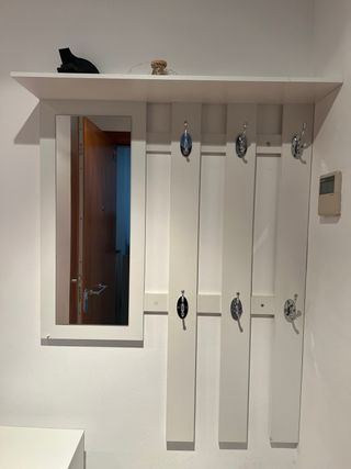 Mueble recibidor blanco con zapatero