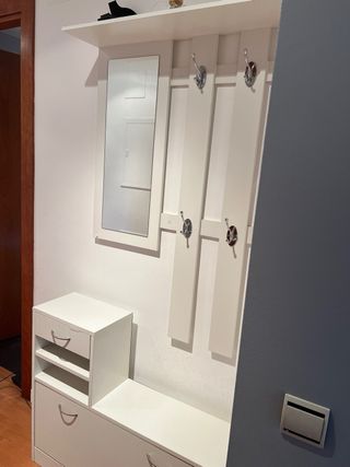 Mueble recibidor blanco con zapatero