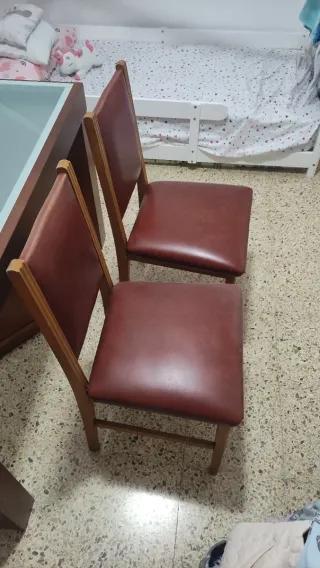 2 Sillas de madera y cuero