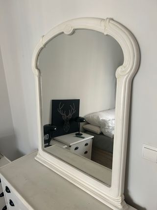 Cómoda con espejo y mesillas
