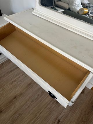 Cómoda con espejo y mesillas