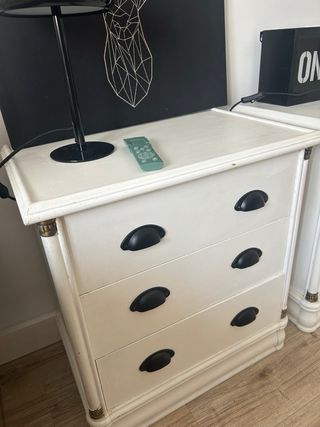 Cómoda con espejo y mesillas