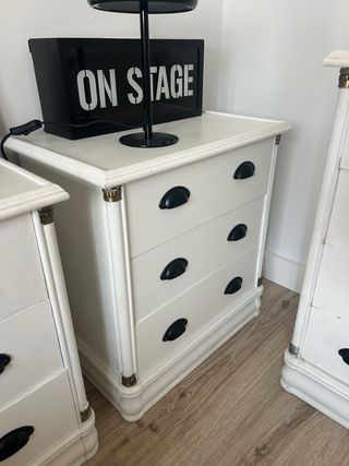 Cómoda con espejo y mesillas