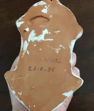 Acquasantiera in ceramica dipinta