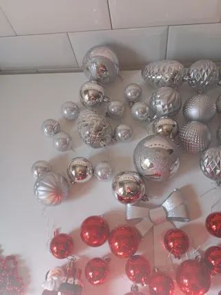 Decoración Navidad Bolas y Lazos Rojos/Plateados