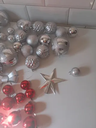 Decoración Navidad Bolas y Lazos Rojos/Plateados