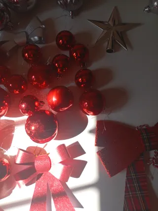 Decoración Navidad Bolas y Lazos Rojos/Plateados