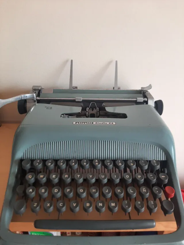Máquina de escribir Olivetti Studio 44