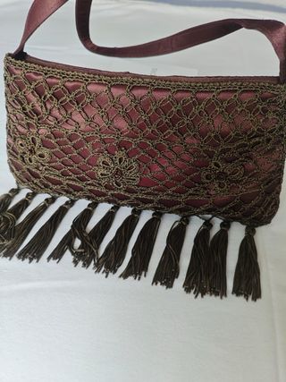 Bolso de mano con flecos y encaje