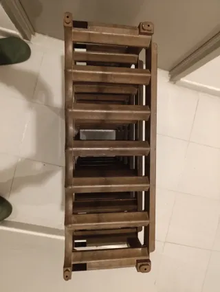 Botellero de plástico marrón