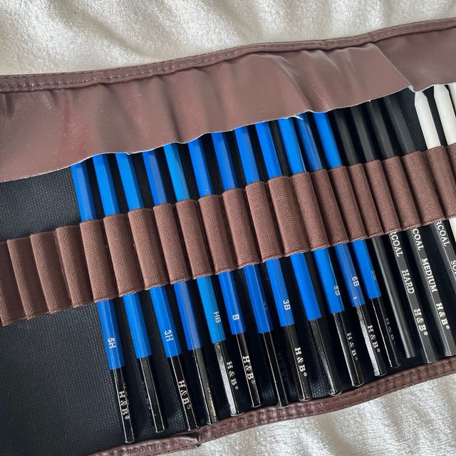 Estuche de dibujo con lápices y accesorios