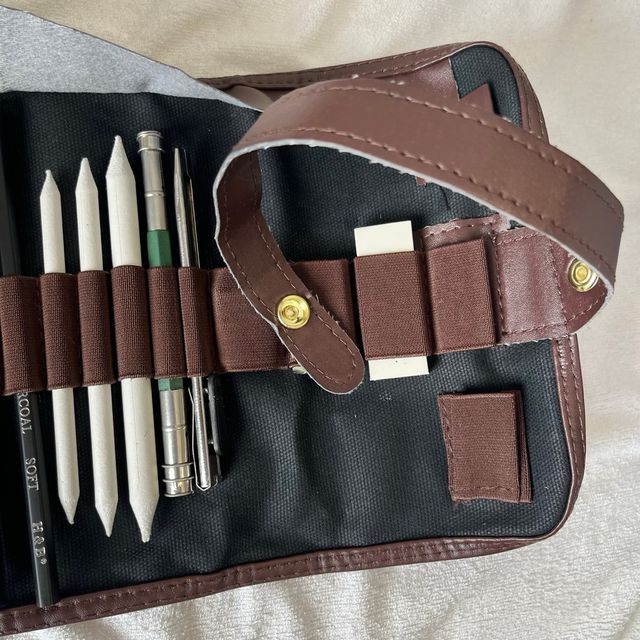 Estuche de dibujo con lápices y accesorios