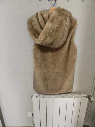 Chaleco Zara pelo con capucha Talla Única