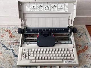 Máquina de escribir Olivetti PT 505