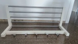 Perchero de pared metal y madera