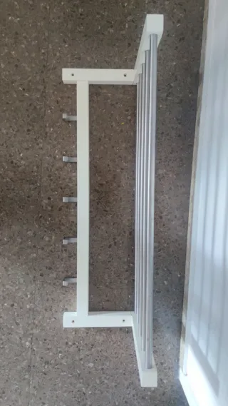 Perchero de pared metal y madera